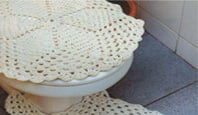 Tapete de croche oval para banheiro com grafico